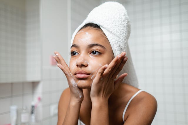 Moisturizer Sandwich Method: The Dermatologist-Approved Technique for Maximum Hydration